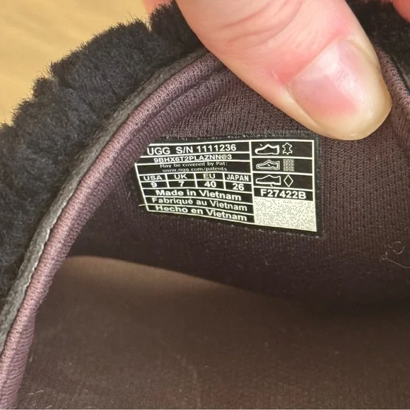 UGG Logo Black Laton Fur Slide - Picture 12 of 12